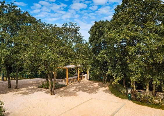 Ruime Family Mega Luxury-kampeerplaats tussen groene bomen op Camping Lanterna