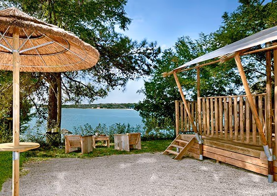 Glampingtent tussen pijnbomen op korte afstand van de zee, Camping Lanterna