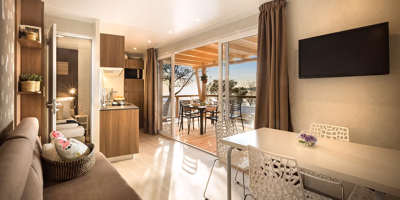 Modern interieur van een Happy Dog Home met terras aan zee, Camping Lanterna