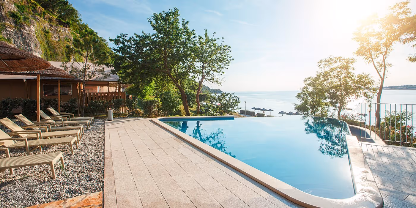 Infinitypool tussen de bomen bij Glamping Village met zeezicht, Camping Lanterna