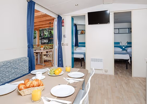 Lichte eet- en slaapruimte in een Lanterna Home van Camping Lanterna