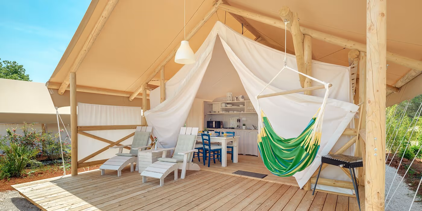 Licht interieur en veranda van een familietent in Maro Village, Camping Lanterna