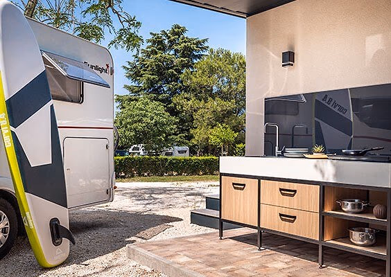 Comfort-plaats met eigen buitenkeuken en badkamer naast de caravan op Camping Lanterna
