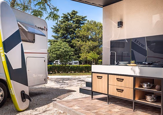 Comfort-plaats met eigen buitenkeuken en badkamer naast de caravan op Camping Lanterna