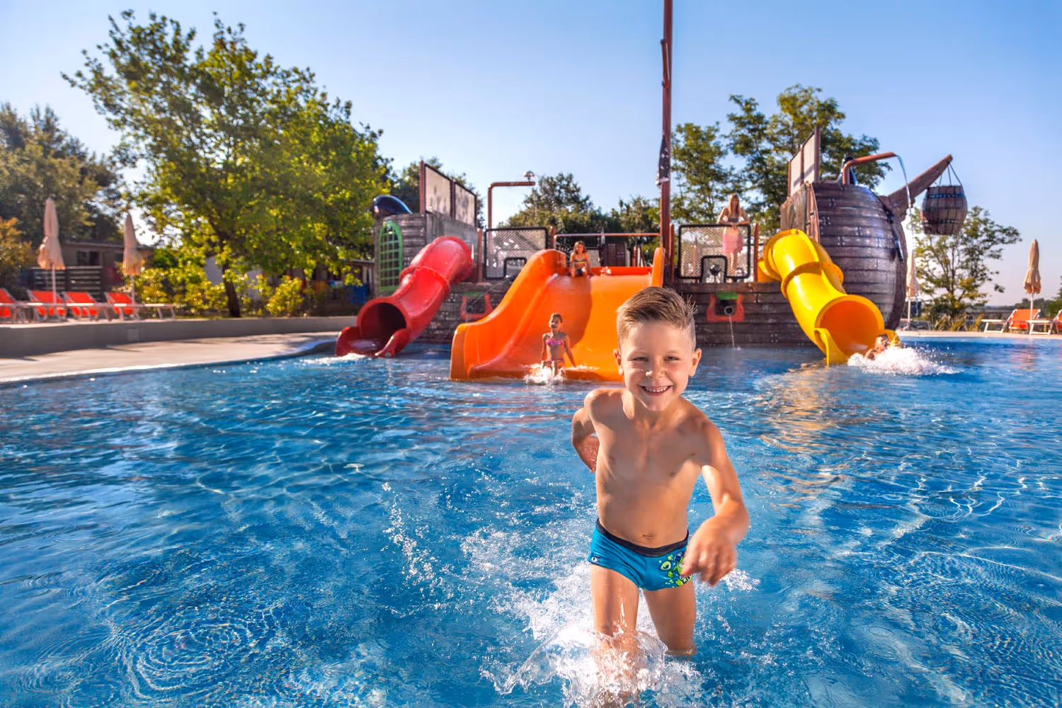 Kinderen bij het zwemwater van Camping Lanterna