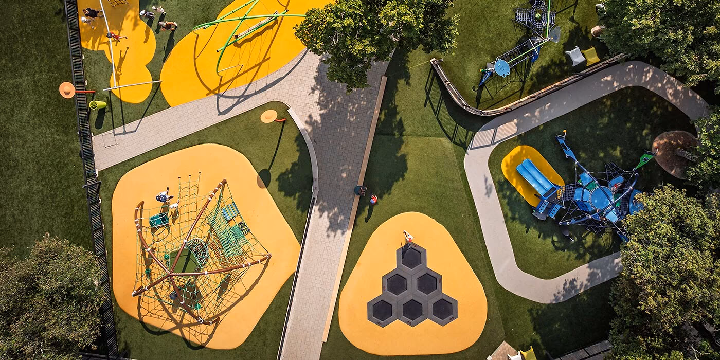 Luchtfoto van een kleurrijke kinderspeelplaats tussen de bomen van Camping Lanterna