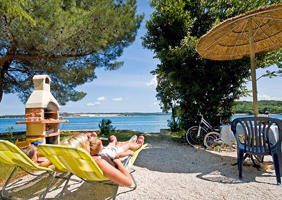 Luxury Mare-kampeerplaats met ligstoelen, barbecue en zeezicht op Camping Lanterna