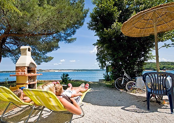 Luxury Mare-kampeerplaats met ligstoelen, barbecue en zeezicht op Camping Lanterna