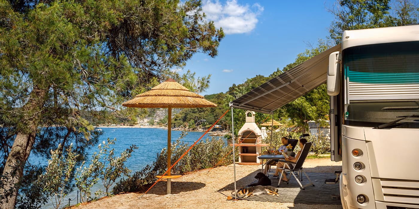 Luxury Mare XL-plaats met camper, parasol en uitzicht op zee, Camping Lanterna