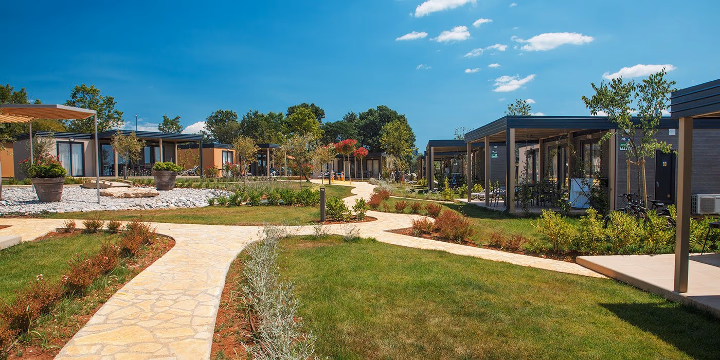 Wandelpad langs de Mediterranean Garden Homes en aangelegde tuinen van Camping Lanterna