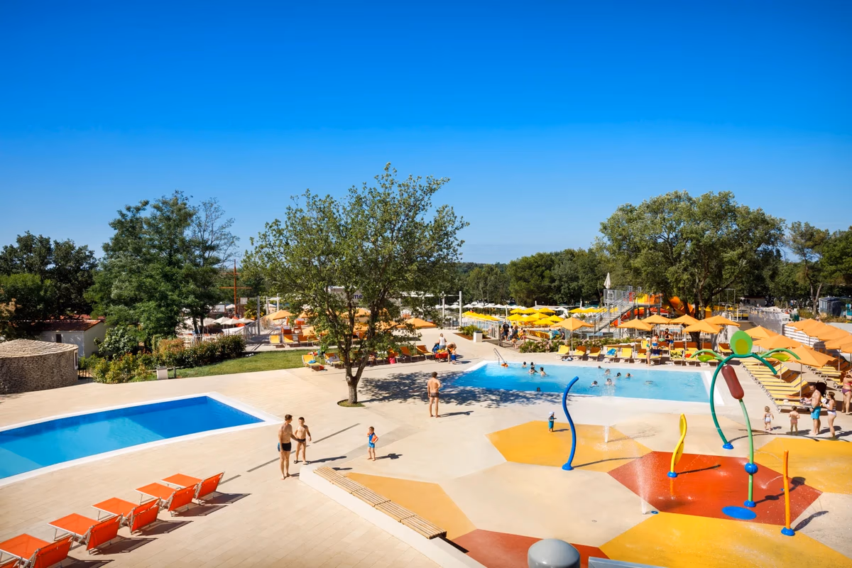 Kinderen bij het zwembad van Camping Lanterna