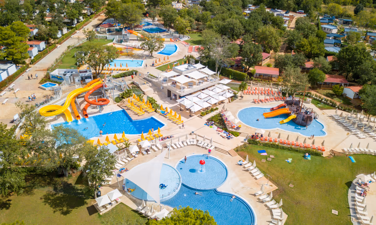 Glijbanen en zwemwater van het Aquamar Lanterna Waterpark