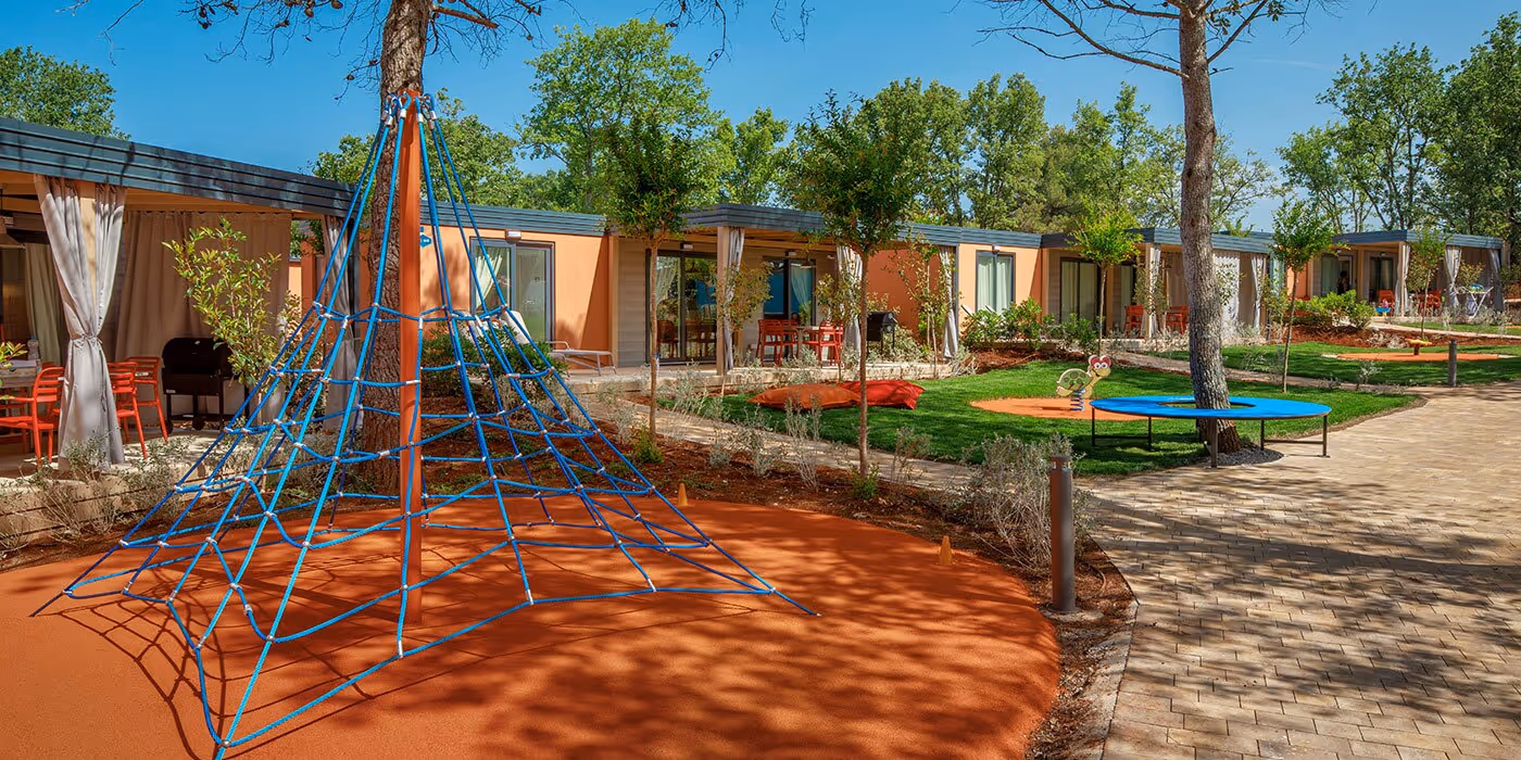 Klim- en speeltoestellen tussen de Maro Homes van Camping Lanterna