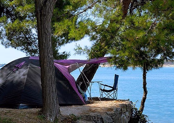 Tent op een schaduwrijke plaats direct aan de Adriatische Zee, Camping Lanterna