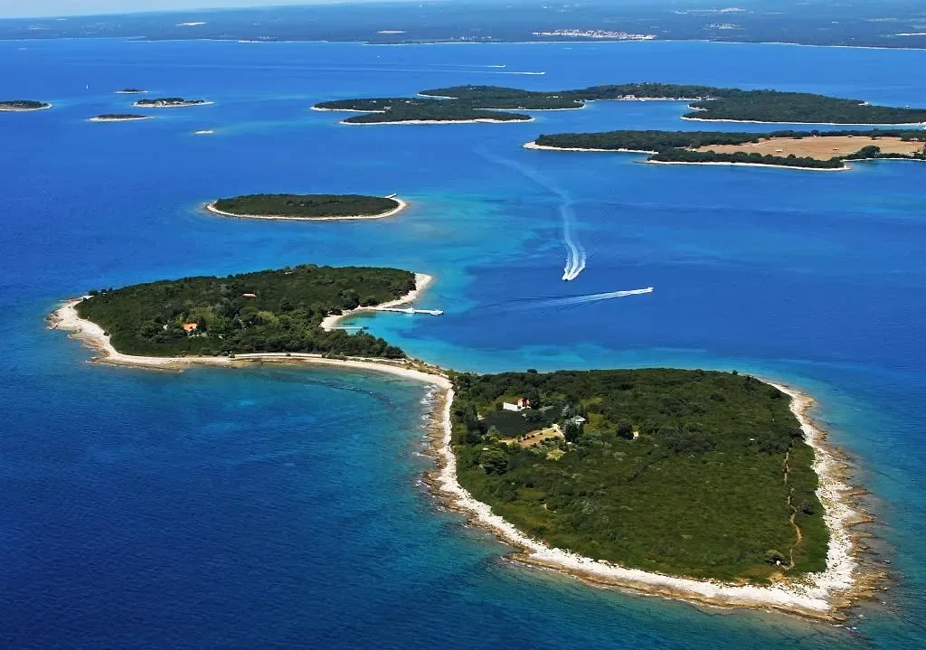 Luchtfoto van de groene Brijuni-eilanden in het blauwe water voor de kust van Istrië