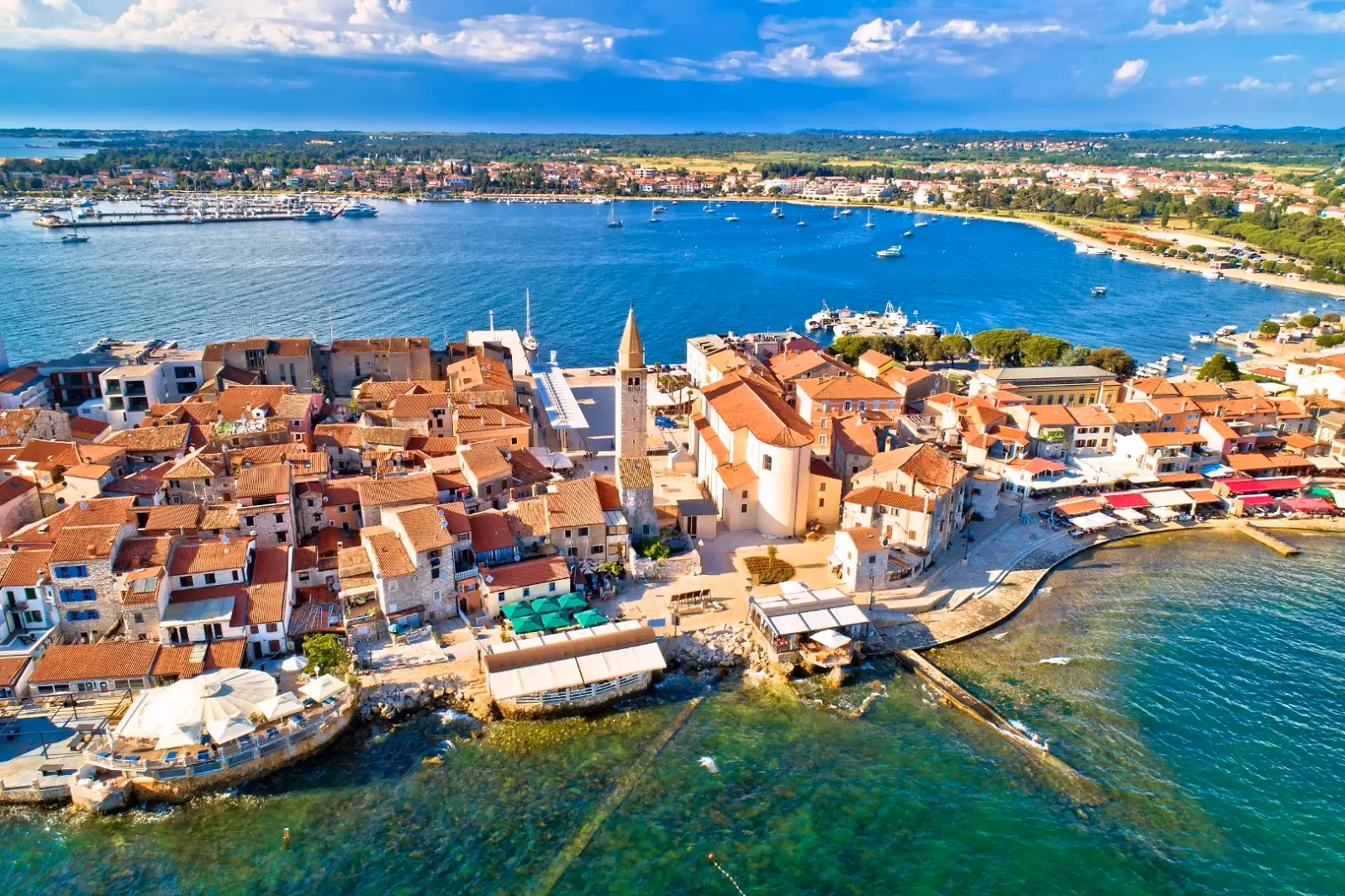Luchtfoto van het oude centrum en de haven van Umag aan de kust