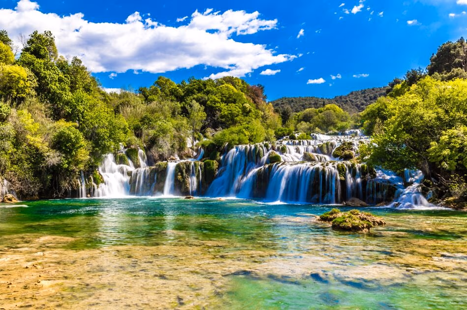 Nationaal Park Krka met trapsgewijze watervallen en helder water onder een blauwe hemel