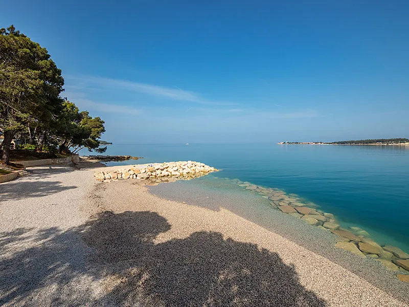 Strand van Camping Lanterna aan de kust van Istrië