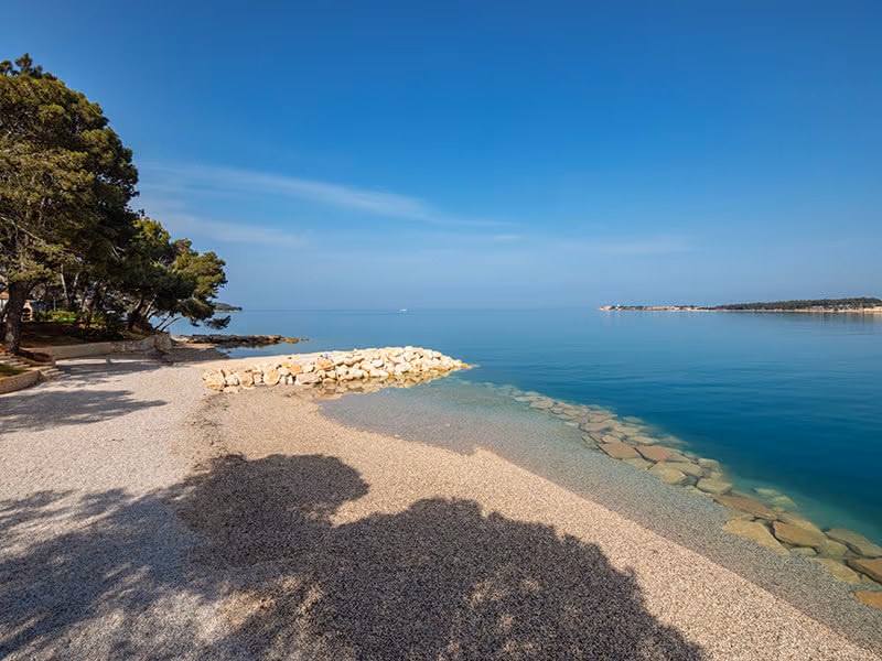 Tuna Bay strand op Camping Lanterna met uitzicht over zee
