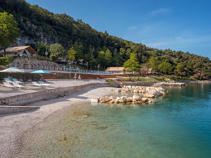 Het strand onder het Glamping Village van Camping Lanterna