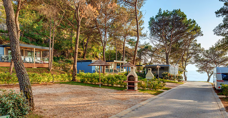 Onverharde staanplaatsen langs de weg in Marbello Premium Mare met campers en zeezicht, Camping Lanterna