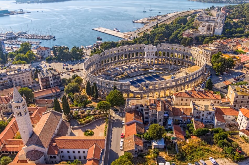 Het Romeinse amfitheater van Pula vanuit de lucht, omringd door de oude stad en de haven